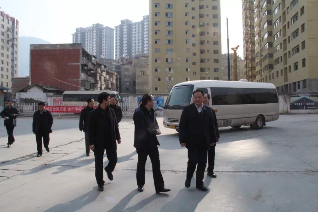 隴南市委常委、常務(wù)副市長(zhǎng)張慶宏、副市長(zhǎng)徐世林、市人大副主任陳榮等一行深入隴運(yùn)集團(tuán)公司武都汽車站開(kāi)展春節(jié)前走訪慰問(wèn)活動(dòng)