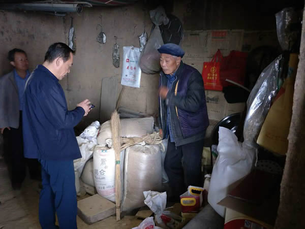 隴運(yùn)集團(tuán)公司黨委書記、董事長(zhǎng)李寅祥同志深入琵琶鎮(zhèn)寧強(qiáng)村開展幫扶工作
