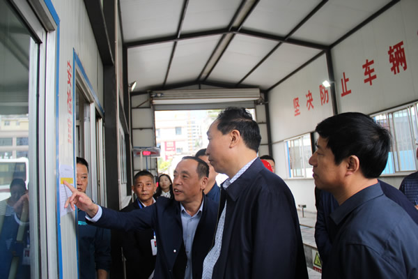 市安委辦主任、安監(jiān)局局長(zhǎng)李永宏一行到隴運(yùn)集團(tuán)公司檢查指導(dǎo)工作